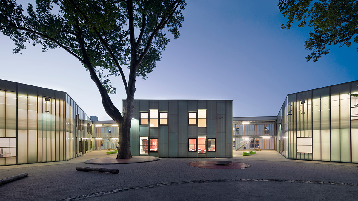 Podświetlana elewacja z LAMILUX Facade Panel